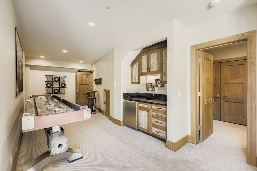 King Road Luxury Lodge, Private Hottub, Game Room, Media Room 45 4 Bedroom Home