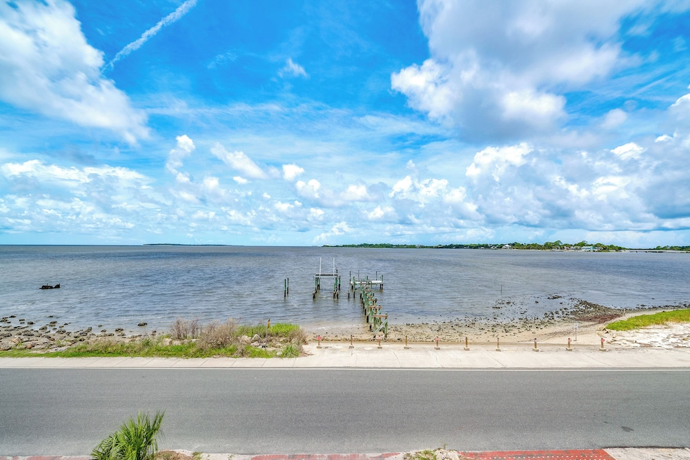Steps to Beach: Waterfront Cedar Key Home! view 4