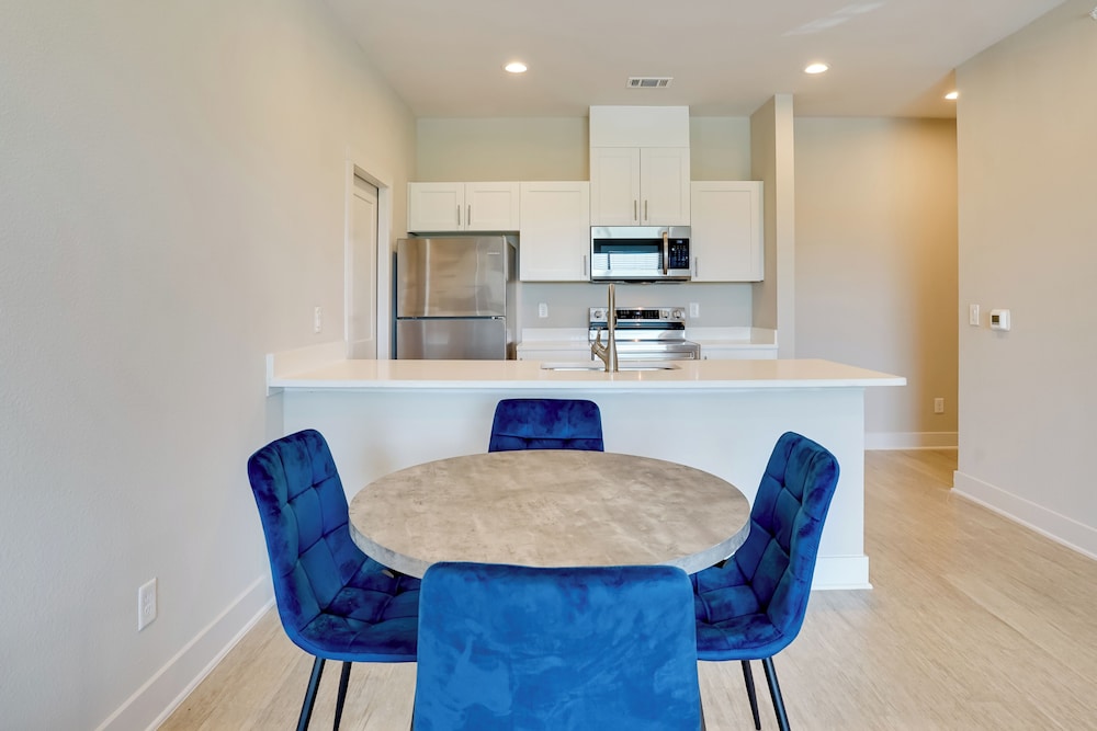 Commute to Fort Worth: Newly Built Apt w/ Pool