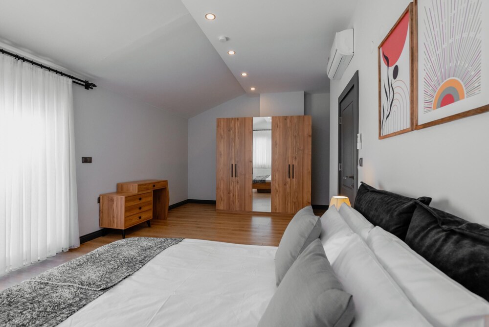 Duplex w Balcony Terrace 5 min to Beach