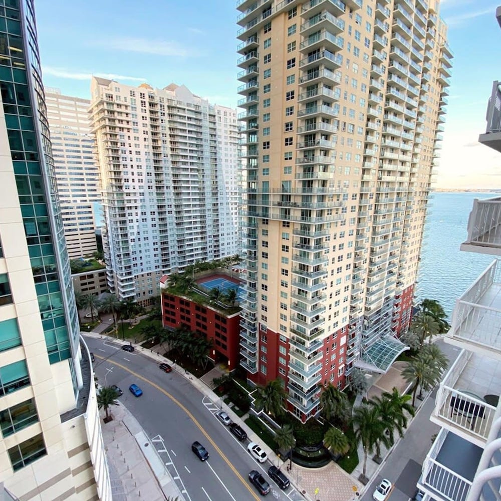 Modern 1-br Condo in Upscale Brickell Locale