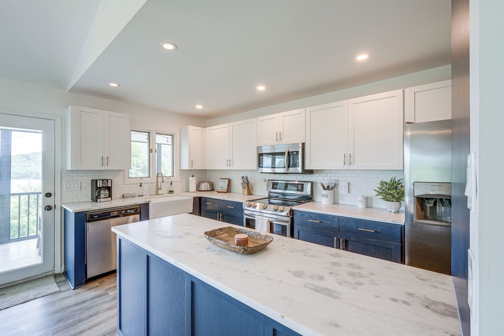 < 1 Mi to Lake Chatuge: Home w/ Mtn & Water Views!
