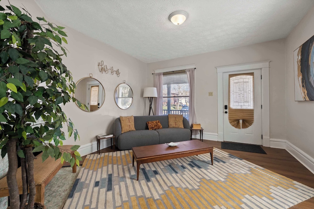 Summit Scholars Suites For 12!