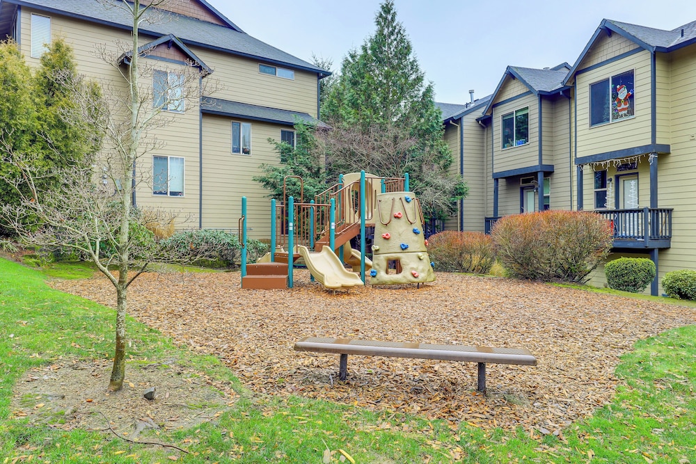 Walk to Mcmenamins Edgefield: Inviting Townhome!