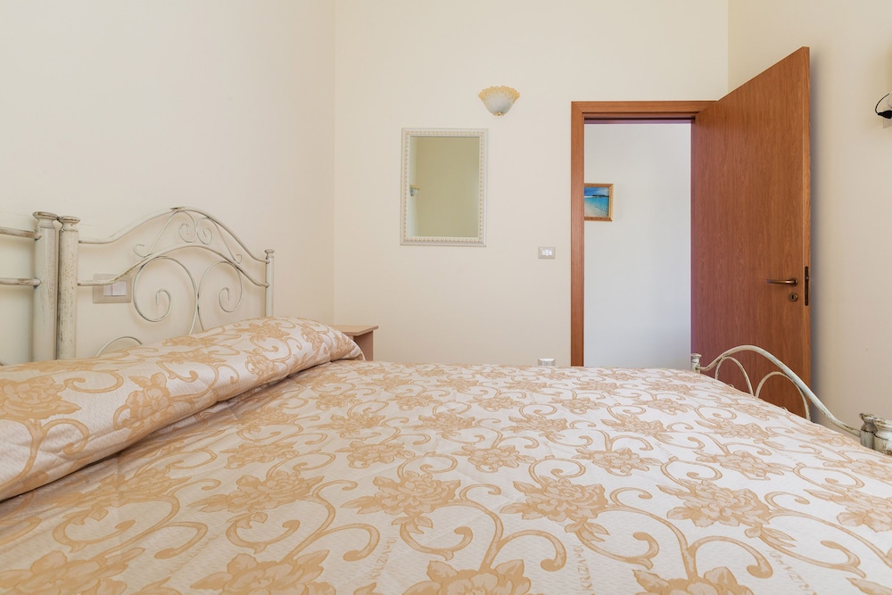 2033 Villetta Josè view 3