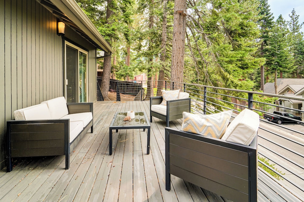3 Mi to Diamond Peak: Mtn-view Home w/ Fireplace