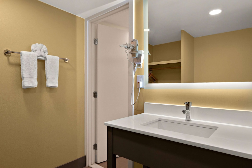 Flagstaff Vacations - Econo Lodge Flagstaff Route 66 - Property Image 2