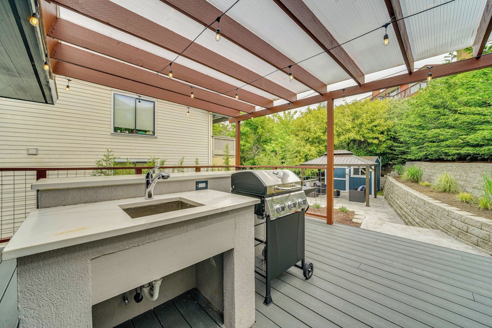2 Blocks to Beach Park: Cozy Seattle Townhome