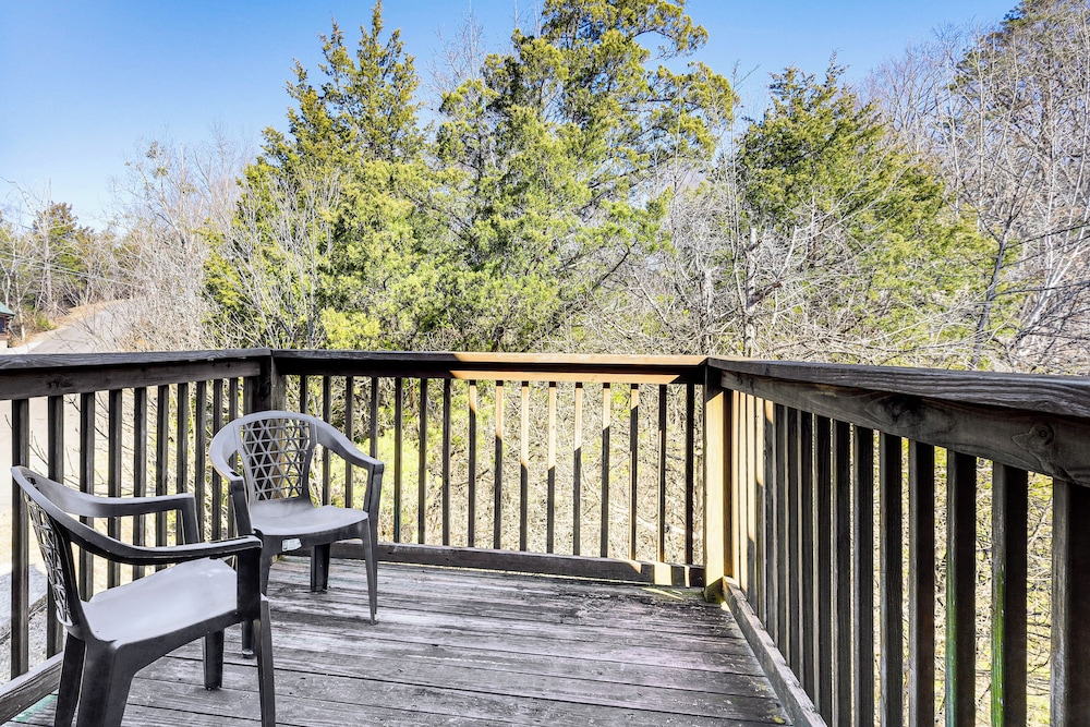Cabin w/ Deck, Hot Tub & Douglas Lake Resort Perks