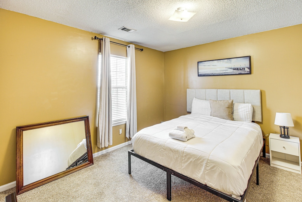 3 Mi to Hunter Army Airfield: Home w/ Serene Deck