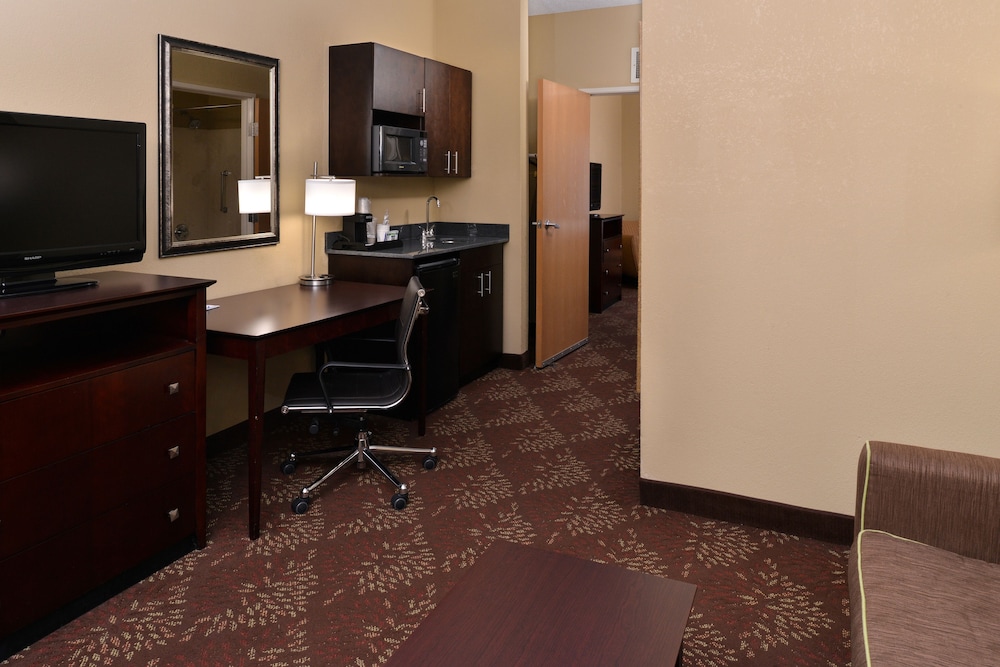 Holiday Inn Express  Suites Cincinnati-N/Sharonville, an IHG Hotel - Property Image 9
