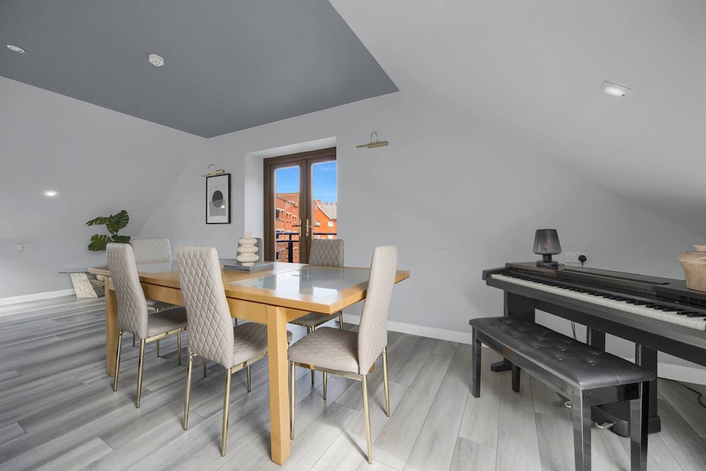 Luxury Penthouse Suite - Swansea Central - Beach