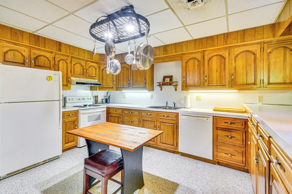2 Mi to Main St Thomasville: Family Home w/ Games