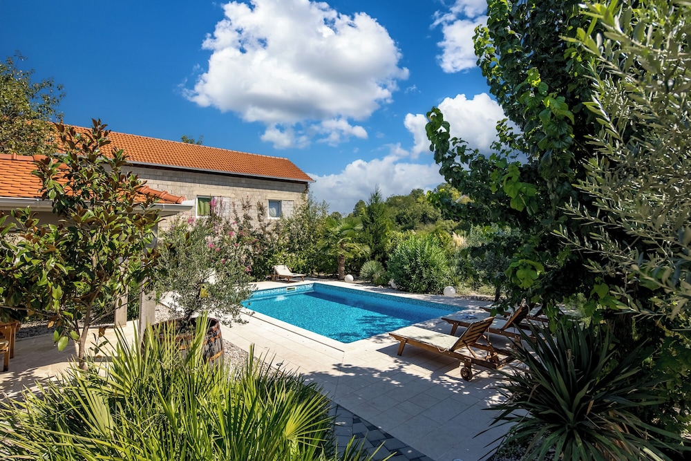 Holiday Home Ljubica With Pool