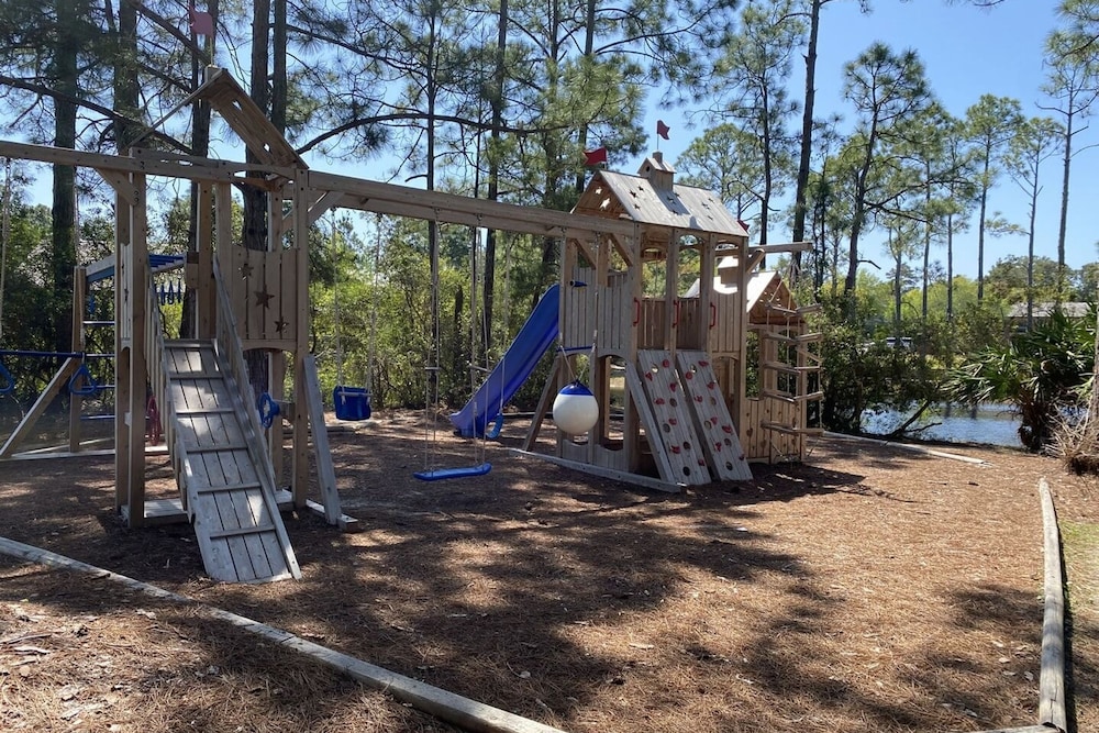 Longleaf Pines by Avantstay Community Pool Bonfires