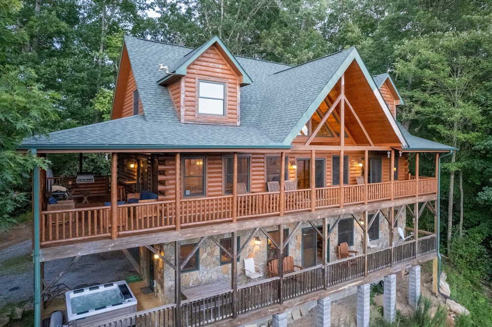 Luxury 4200 Sqft Log Cabin on 50 Acres Sleeps 16