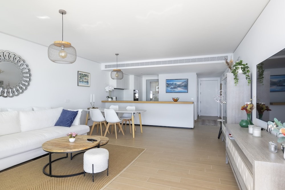 Stunning Seafront Apartment in Carvajal Beach