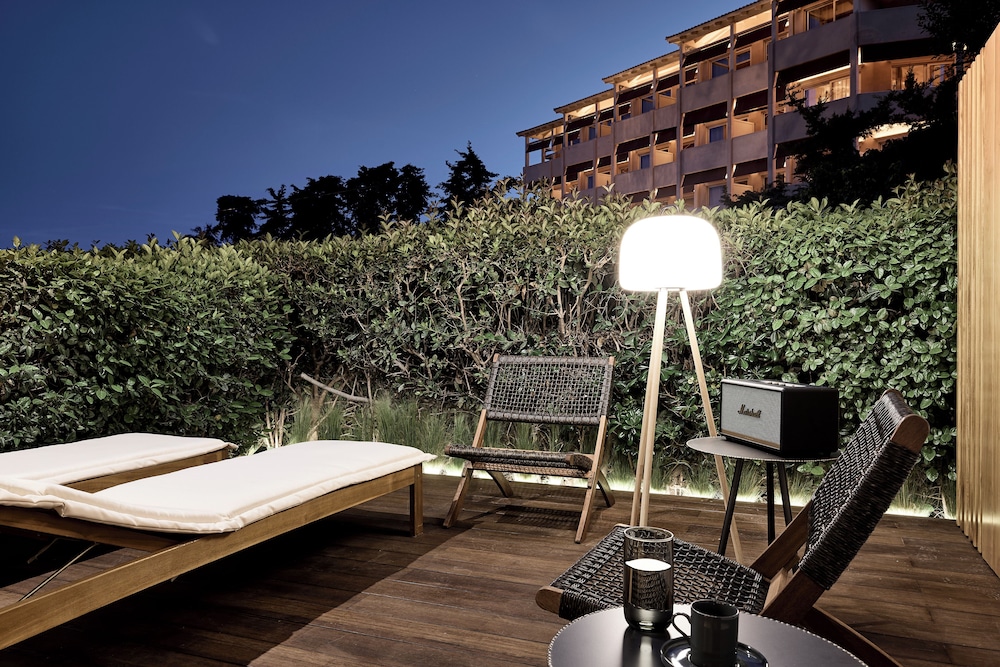 Cama Luxury Suites Kavouri