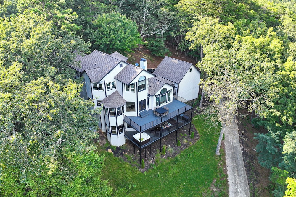 Hot Tub, Decks & 2 Kitchens: Mtn-view Jasper Gem!