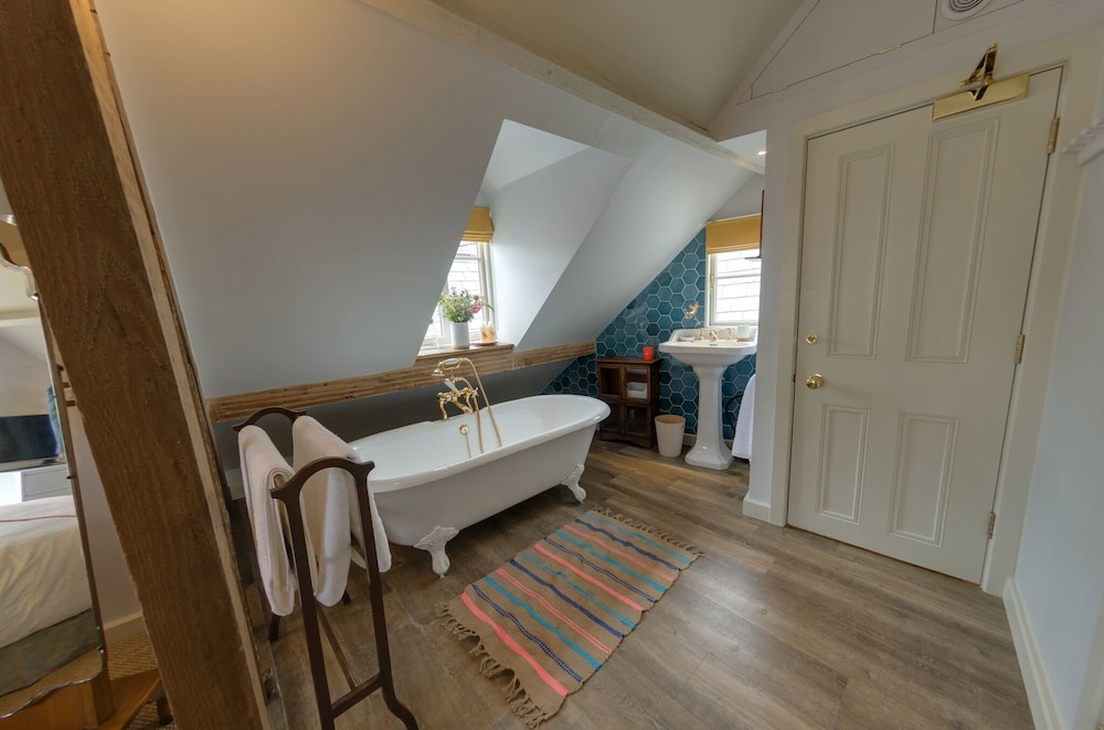 Woodstock Vacations - The Crown Inn - Property Image 9