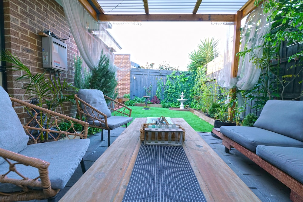 Self-contained Retreat 3BR WiFi Parking