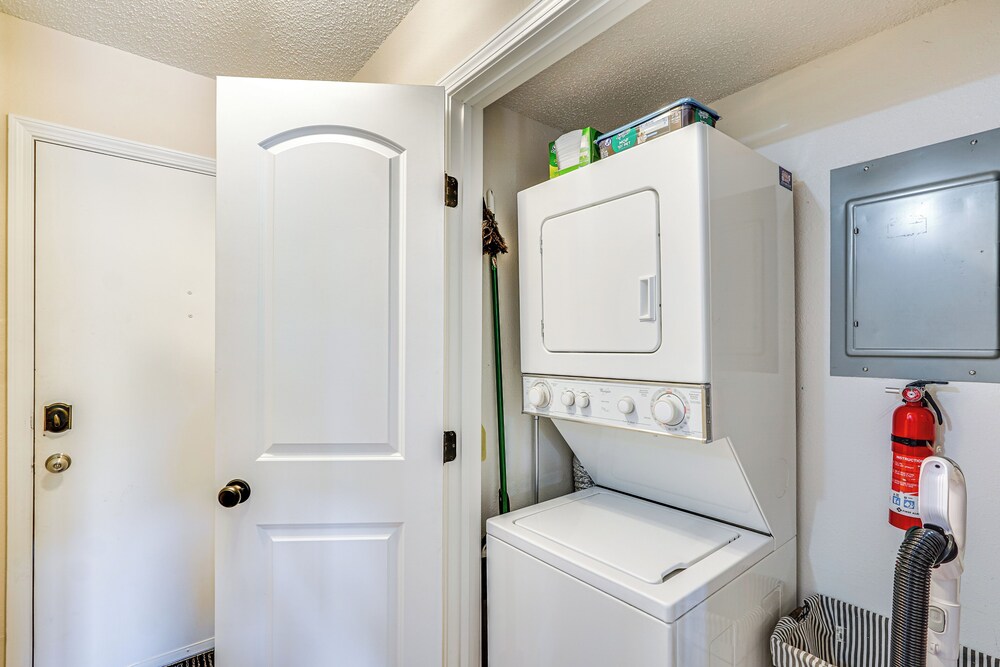 Lake & Pool Access: Lazy Days Condo w/ Balcony!