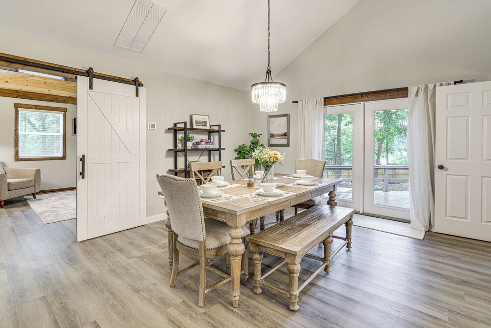 Near Bella Vista Trails & Elk River: Family Home!