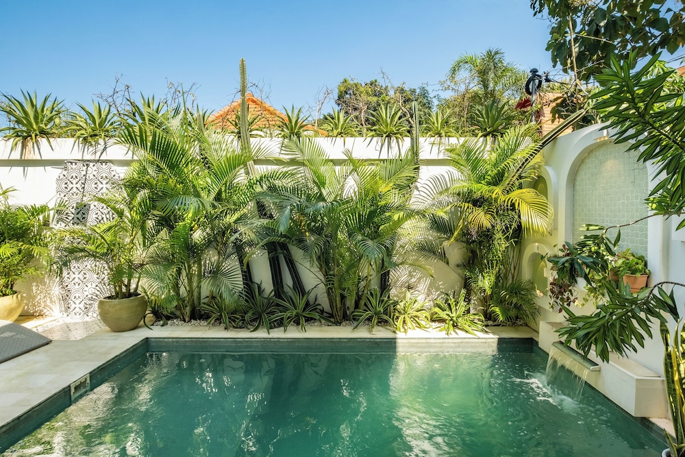 Tropical 1BR Private Pool Villa, 8 mins to beach In Uluwatu