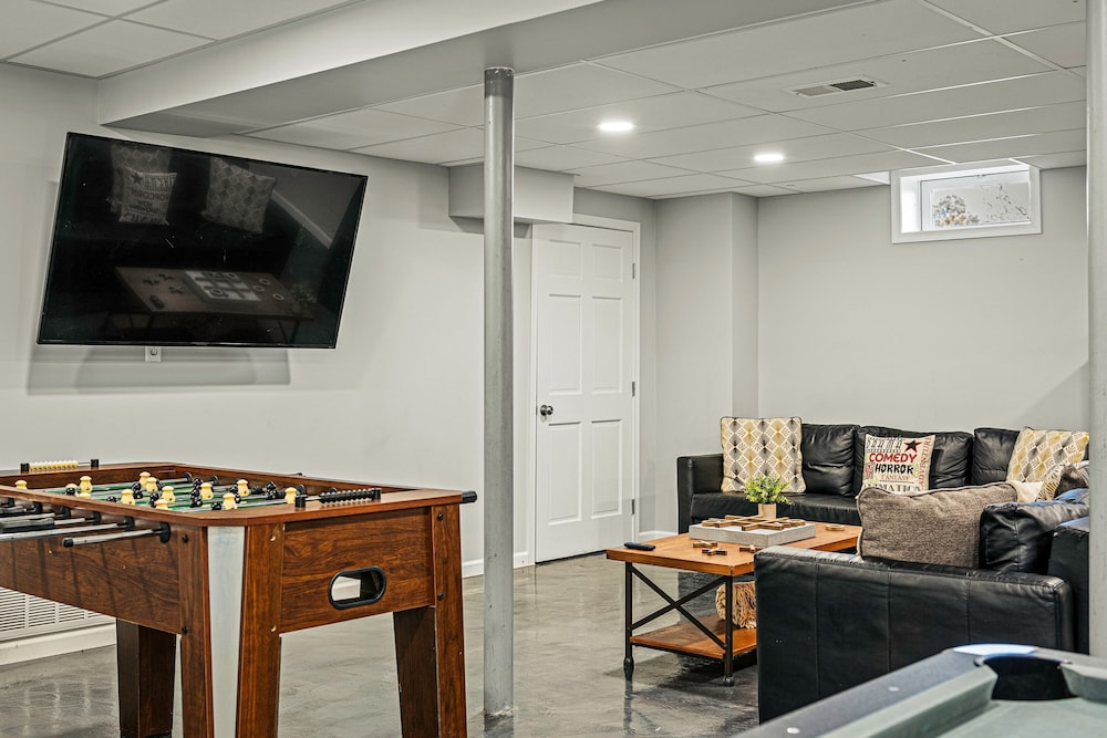 Laker s Pointe by Avantstay Lakefront Private Peninsula Hot Tub Game Room