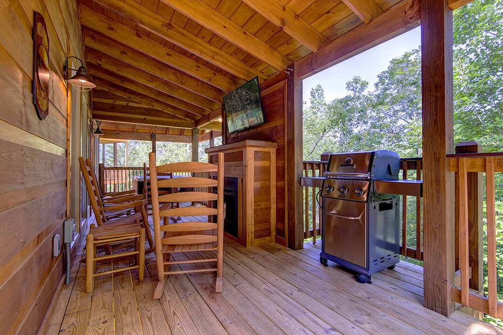 Grin Inn Bear It - 2 Bedrooms, 2 Baths, Sleeps 6 Home by RedAwning