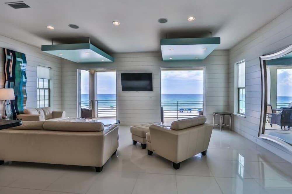 Bord du Mer 6 Bedroom Holiday Home by Five Star Properties