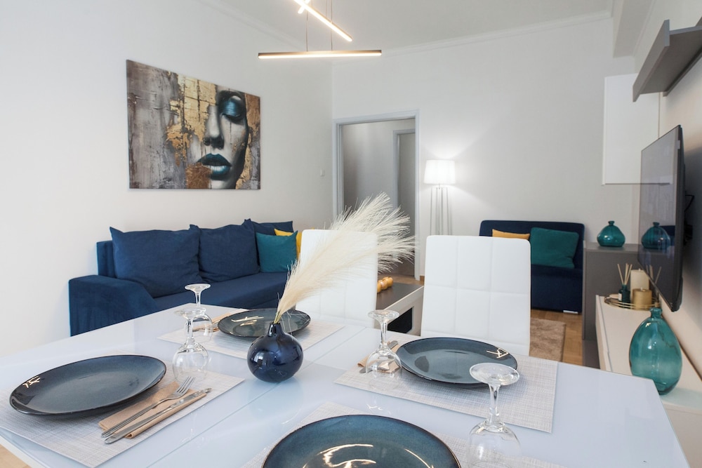 Stylish Renovated 2 Bd Apt in Exarcheia