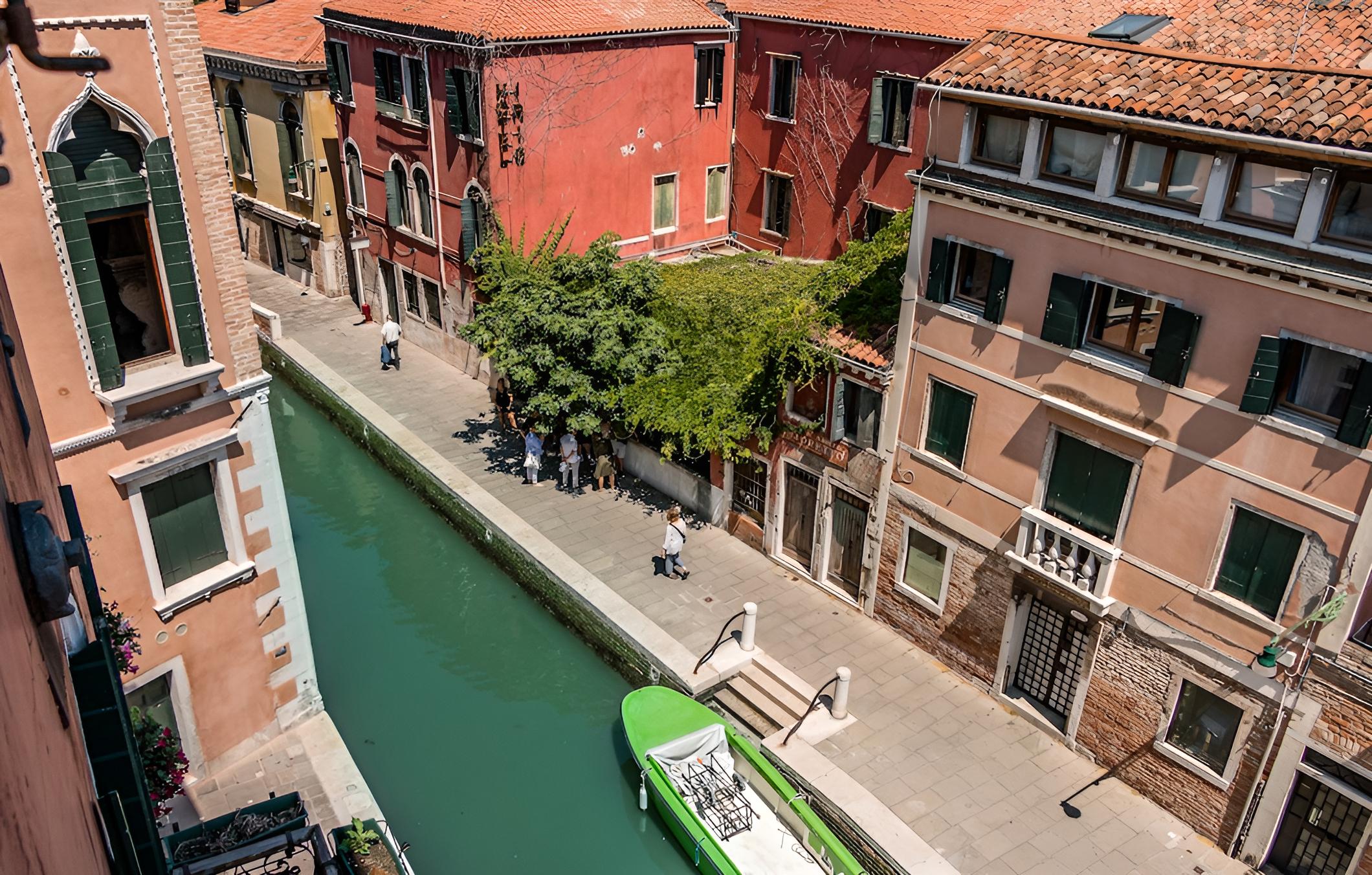 20 Windows on Venice