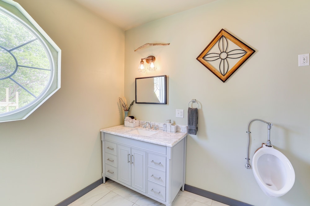 Lake Taneycomo Views: Family-friendly Cabin!