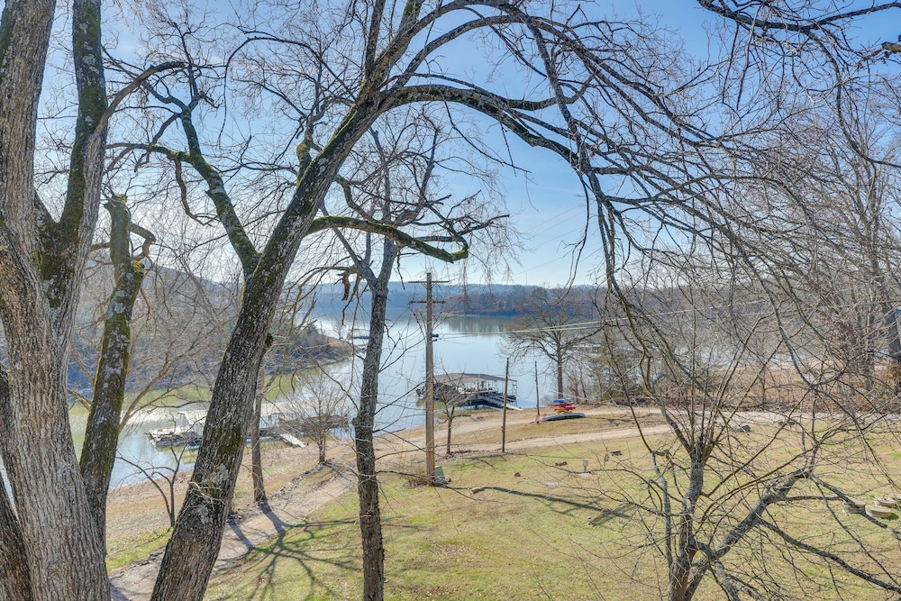 Lake Views & On-site Hiking: Cape Fair Cottage