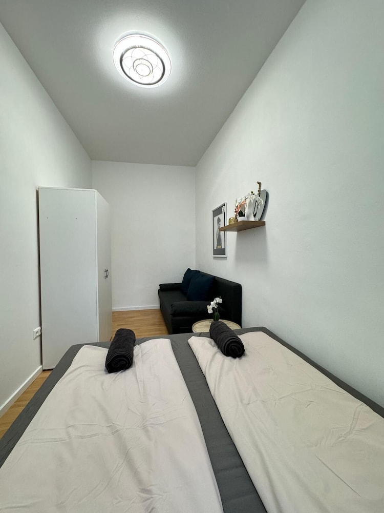 Urban 10BR Retreat Near Rathausplatz