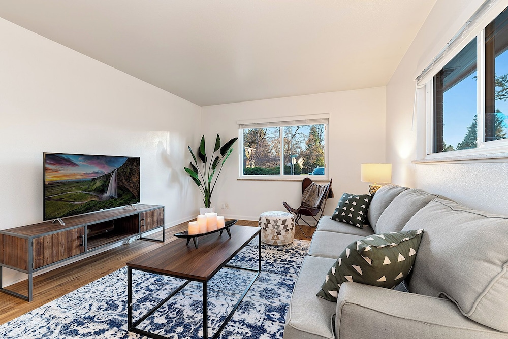 Orchard Flats Perfect Group Stay w/ Yard and BBQ