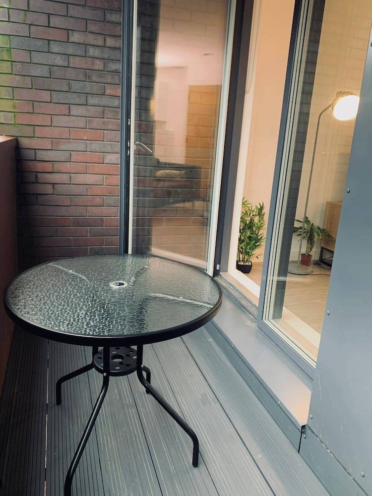 Apartment-sleeps4-streetparking-balcony-duplex