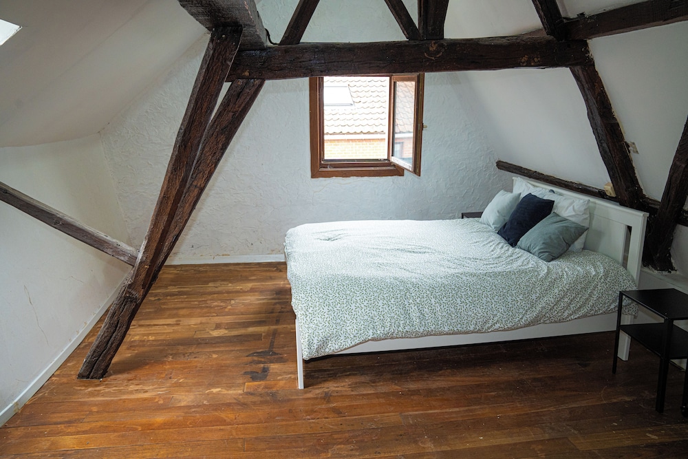 2BR Apartment with Canal View in Ghent