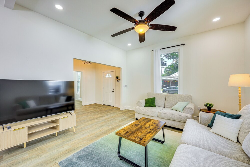 1 Mi to Dtwn San Antonio: Sleek Bungalow w/ Yard!