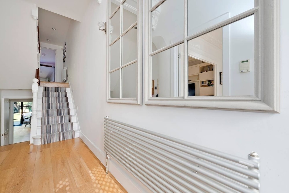 Bright & Spacious 5 Bed House in Charming Putney