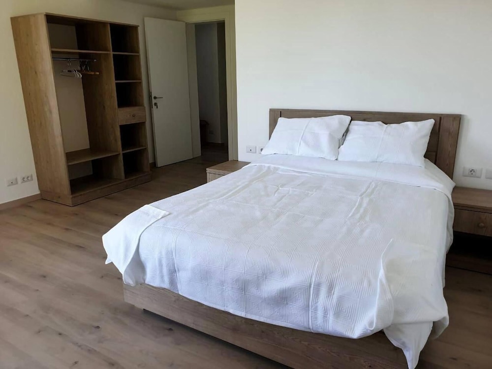 Immaculate 2-bed Villa in Faqra view 4