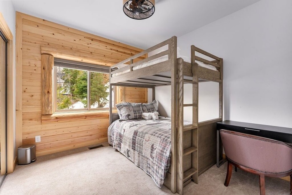 59 - Eagles Peak Lodge 4 Bedroom Home view 4