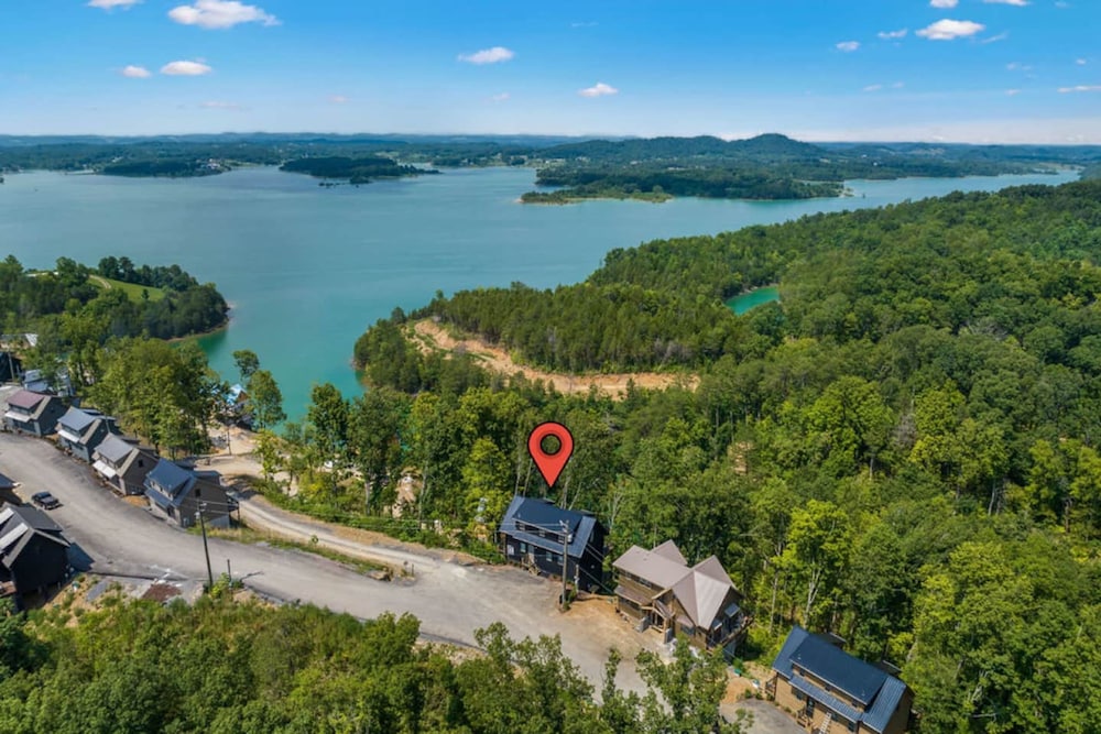 Luxury Cabin Lake Views EV Charger Game Room