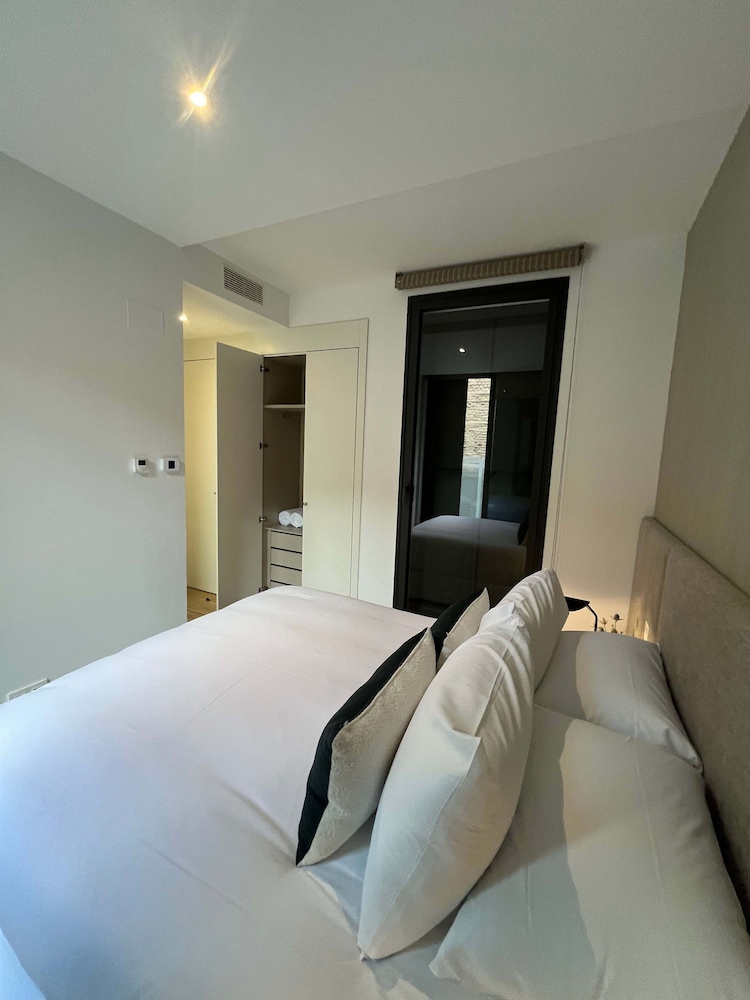 w Chic Urban 3BR w Sunny Terrace in Chueca