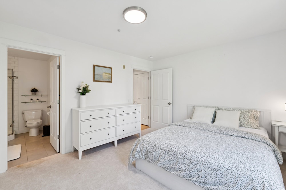 Walkable Seattle Gem Close To Everything 2 Bedroom Condo