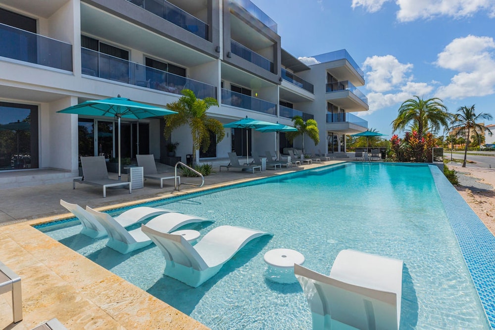 Beachfront Luxury NEW 3br2 5BA Condo Eagle Beach