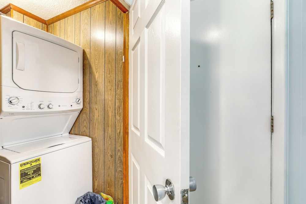1 Mi to Barefoot Landing: Condo w/ Pool Access!