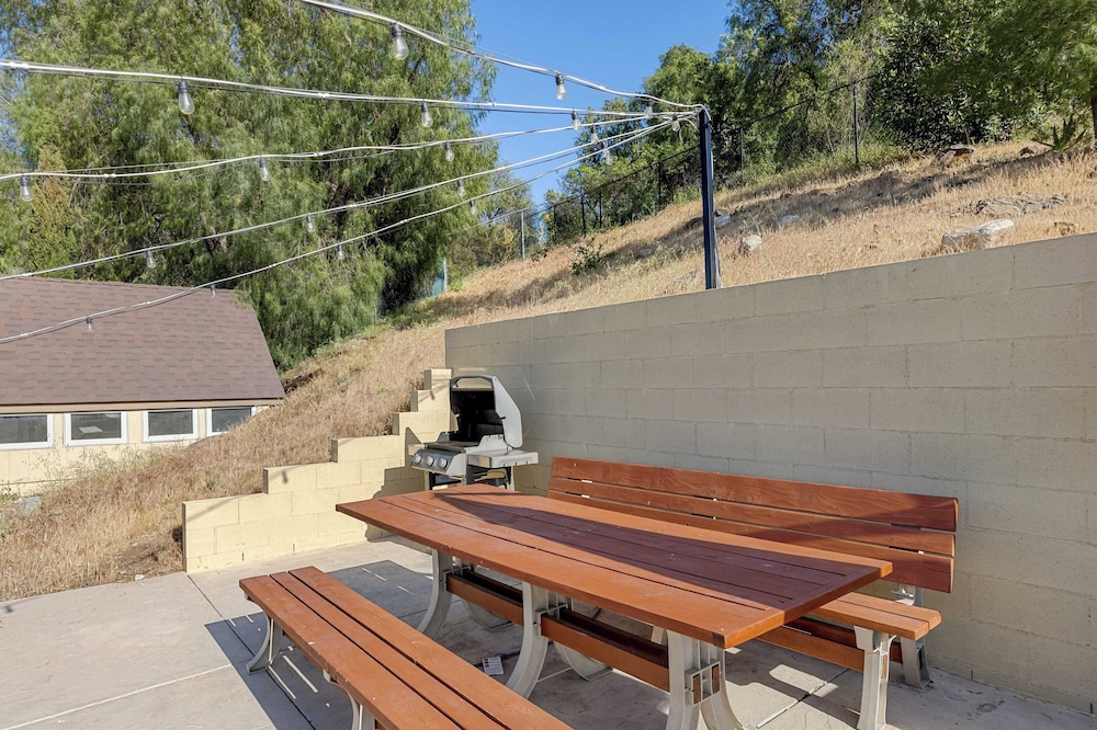 Designer Retreat w/ Pool, Firepits, Panoramic Views The Lake House at Malibu
