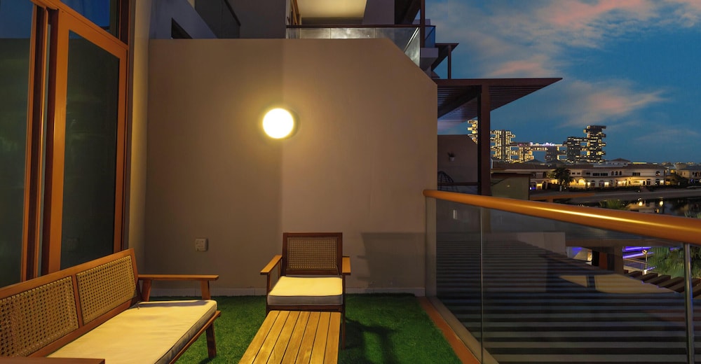 LUX The Palm View Studio